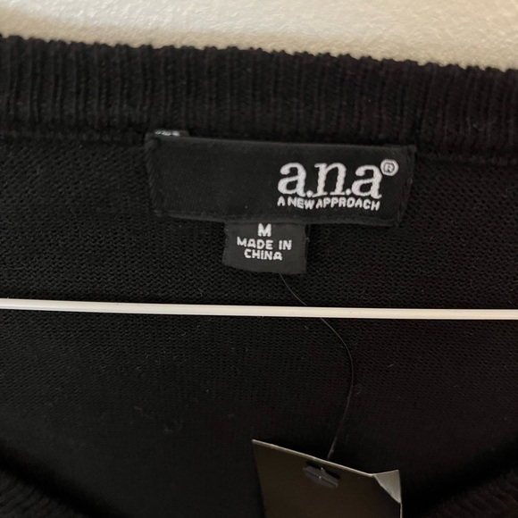 a.n.a.A NEW APPROACH size medium black sweater with sequined decor on fr… - Picture 6 of 9
